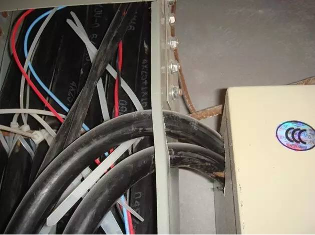 橋架與配電箱連接不規范