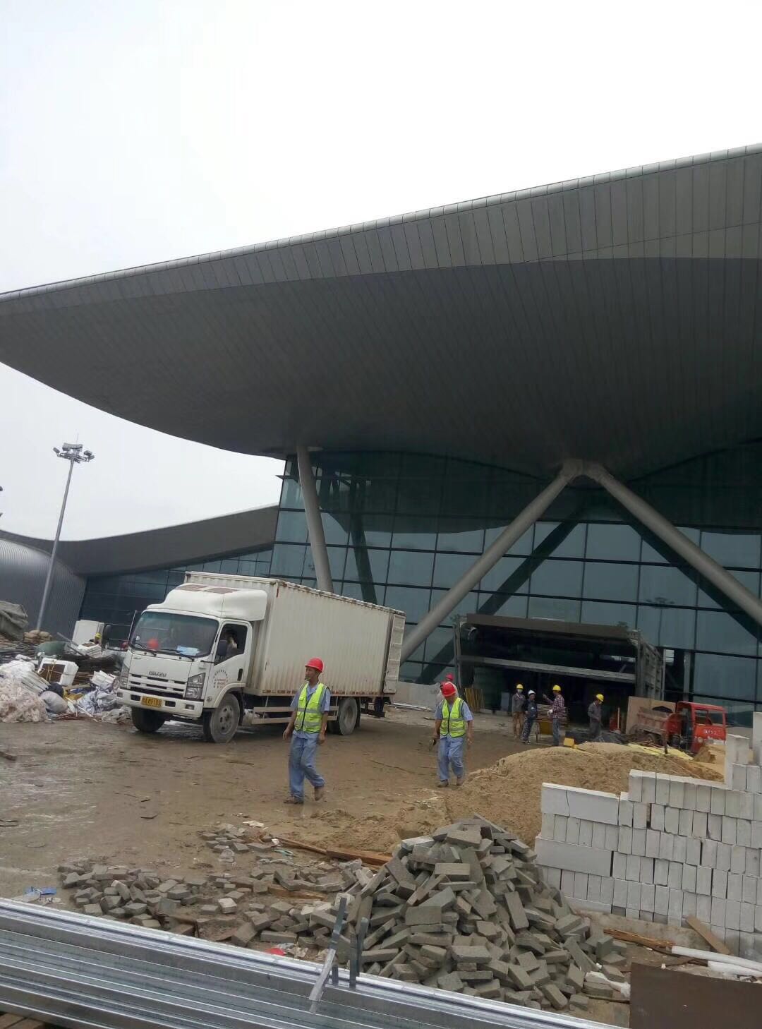 廣州白云機場三期改造航站樓電纜橋架進(jìn)場