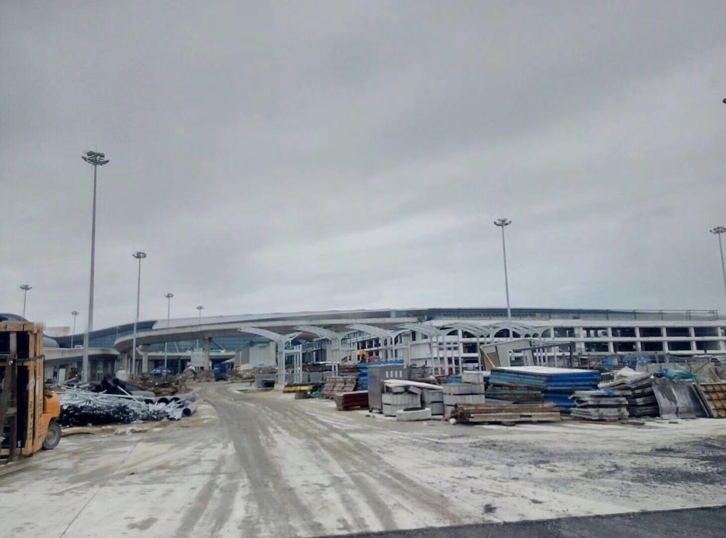 廣州白云機場三期改造航站樓電纜橋架進(jìn)場